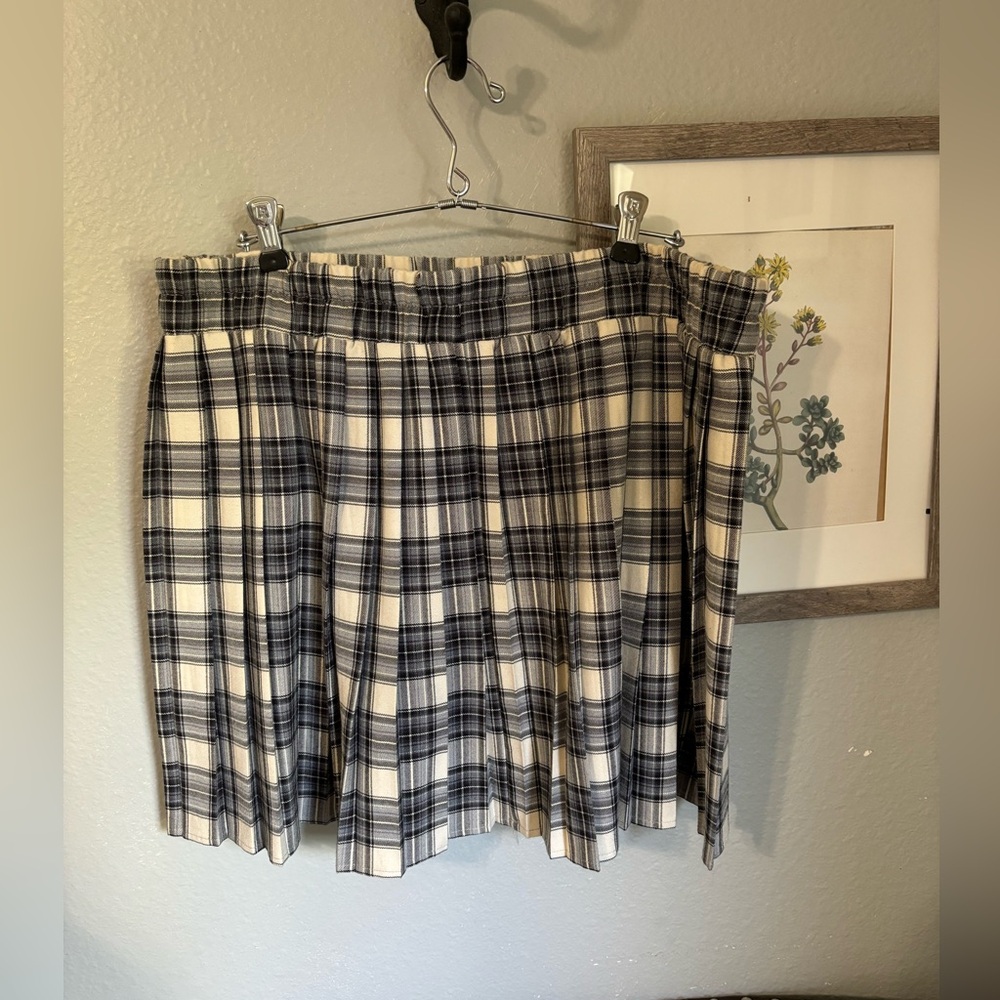 Plaid white and black pleaded skirt